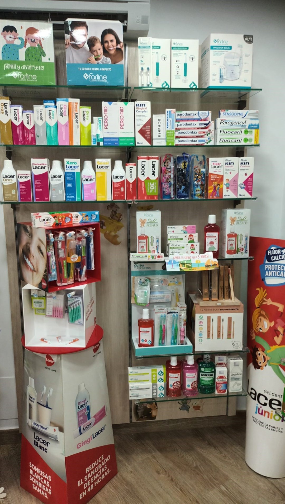estanteria de productos dentales